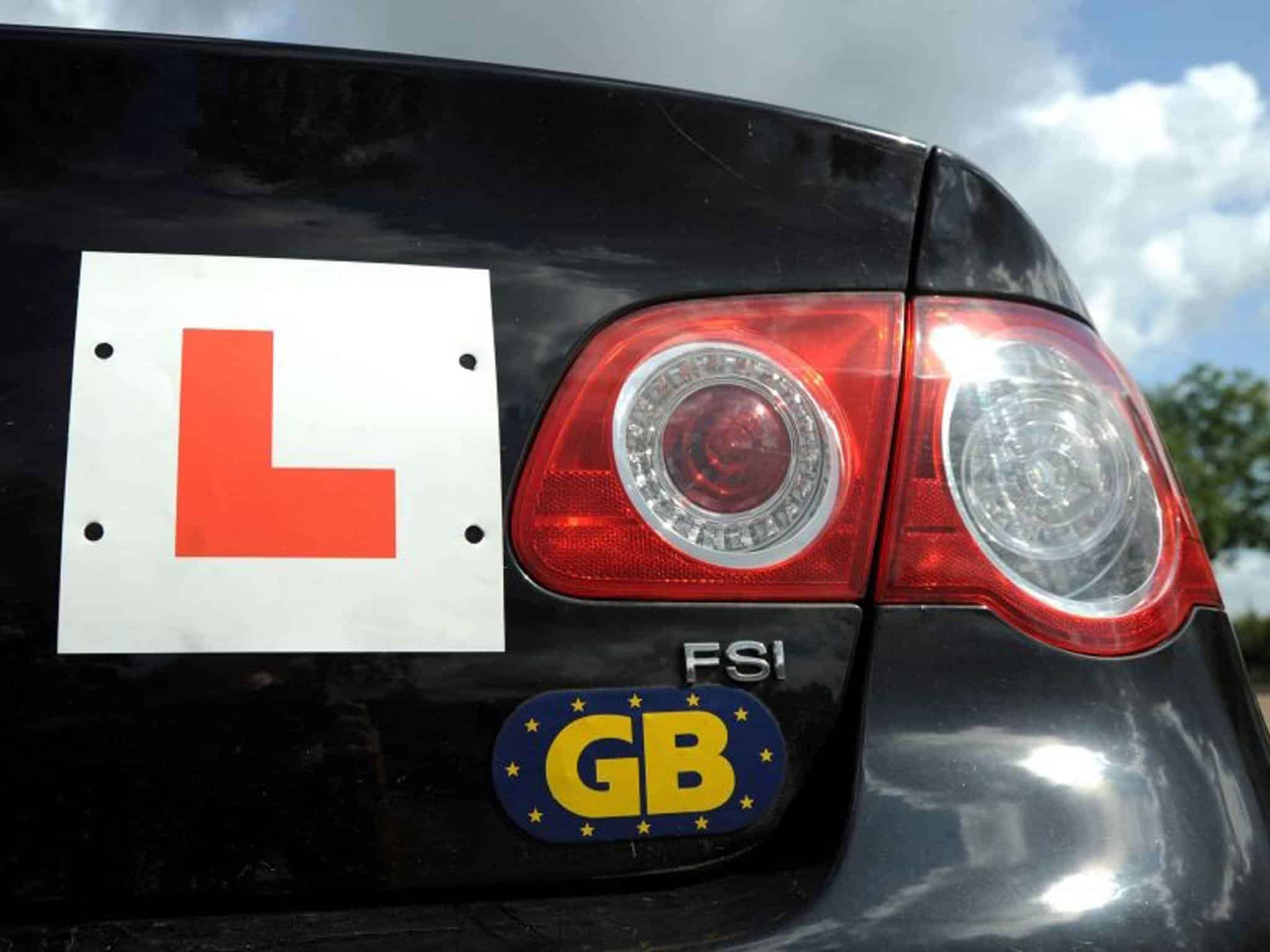 Prawo jazdy provisional w UK czy mogę prowadzić auto z ubezpieczeniem, jeśli nie jestem dodany do polisy?
